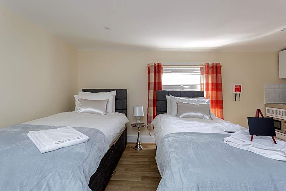 St Mary's - Modern Central Huge Studio Apartments