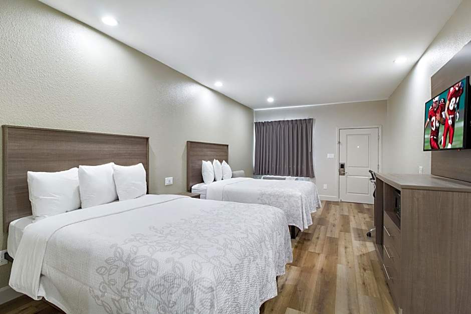 Red Roof PLUS+ Galveston - Beachfront