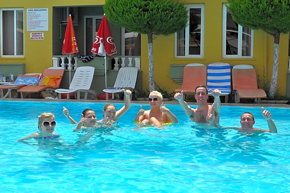 Club Sunset Apartments