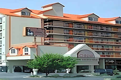 Mountain Vista Inn & Suites - Walking Distance to the Island