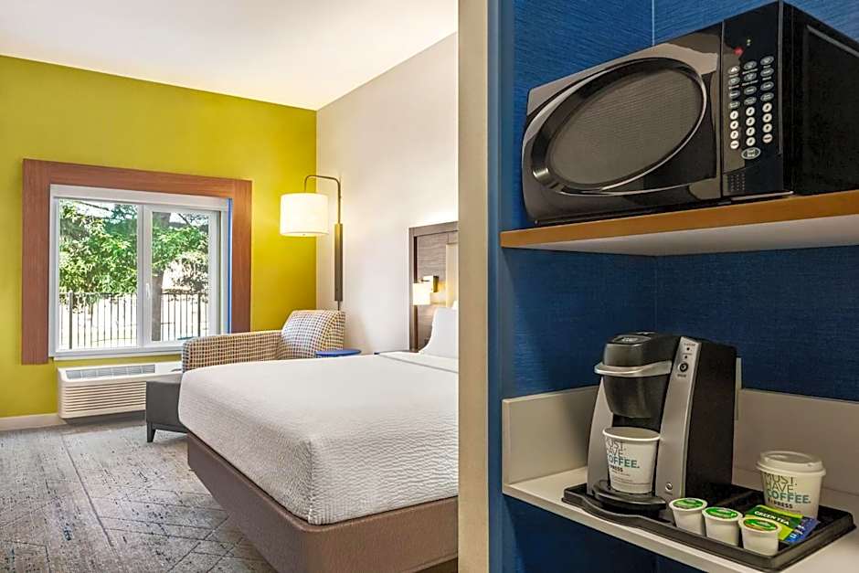 Holiday Inn Express and Suites Redding By IHG