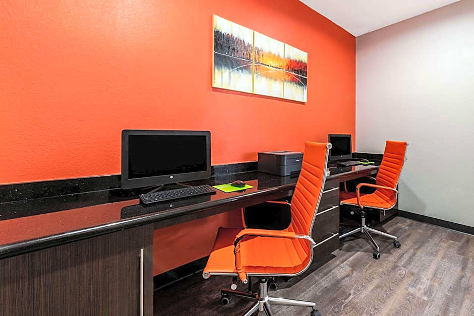 La Quinta Inn & Suites by Wyndham Orange