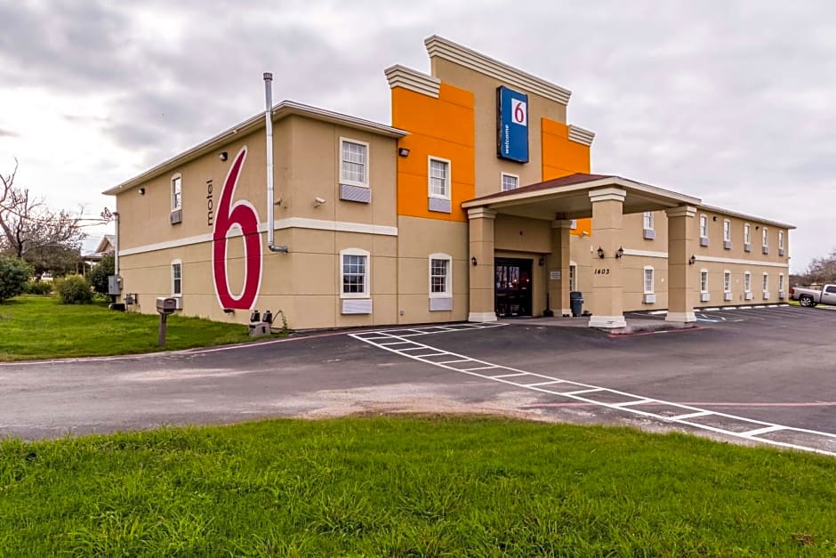 Motel 6-Jourdanton, TX