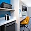 Holiday Inn Express and Suites Milwaukee NW Park Place By IHG