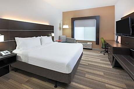 Standard King Room with Roll-in Shower - Mobility Accessible