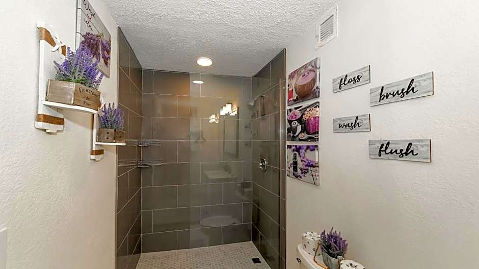 Heated Pool, Fireplace, 70" TV, Waterfront & More!