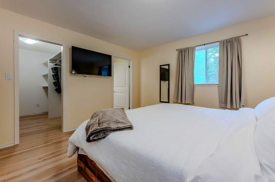 New In Sauble W Sauna & Hot Tub