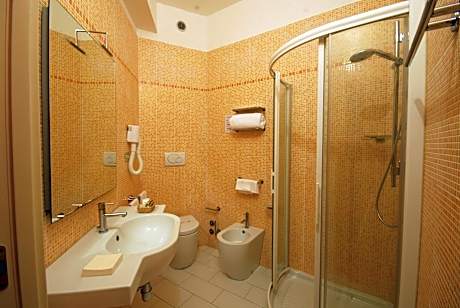 Queen Room with Convertible Twin Beds - Non-Smoking