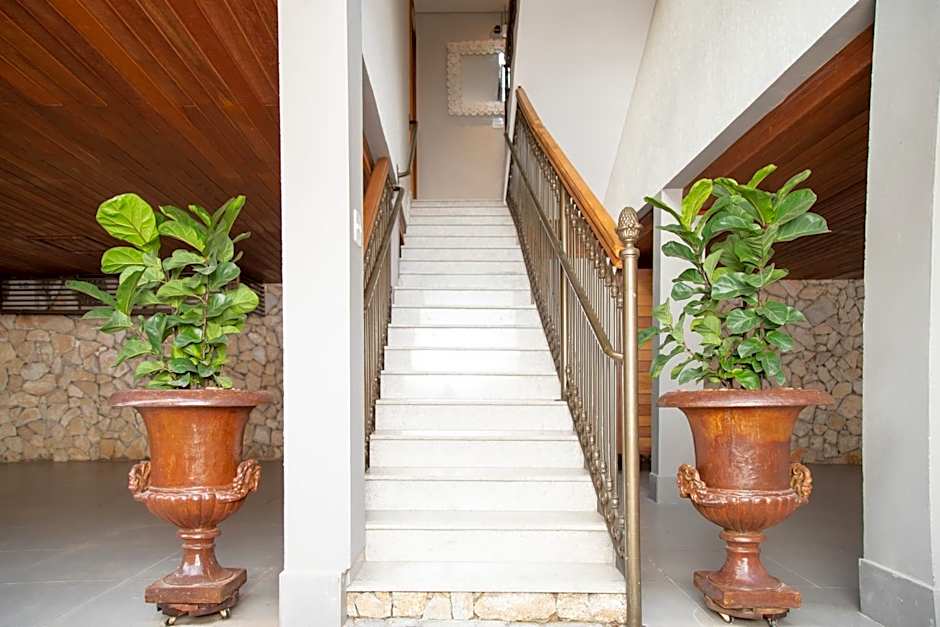 ESPAÇO 250 - Apto mobiliado, 3 quartos, sendo uma suíte, banheiro social, cozinha completa, sala de estar, ar condicionado, tv e internet