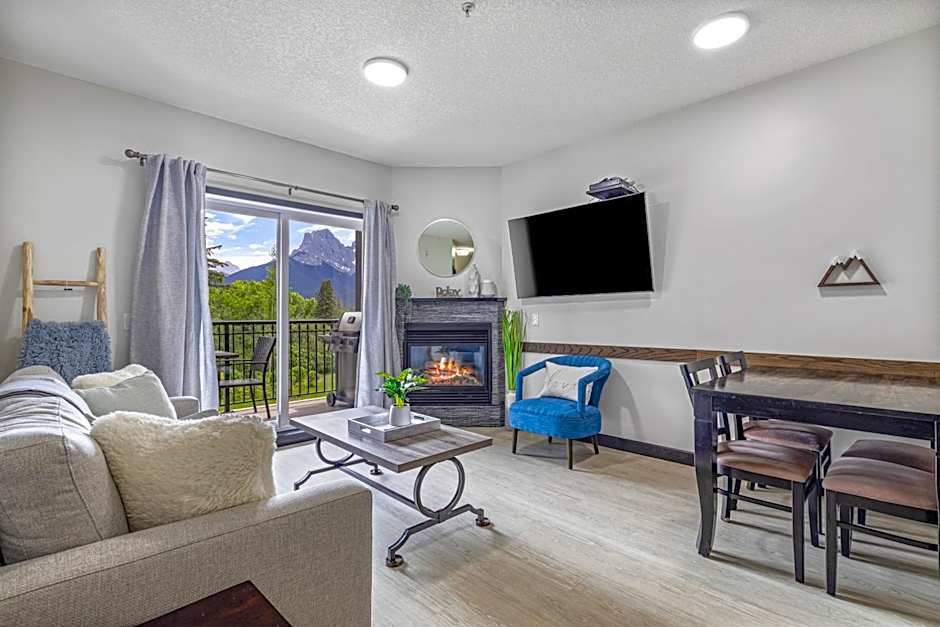 Outstanding Mountain Condo WATERSLIDE and HOT TUB managed by Little Sister Getaways