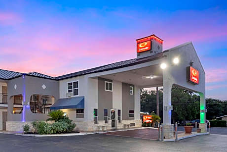 Econo Lodge Inn & Suites Near Lackland AFB