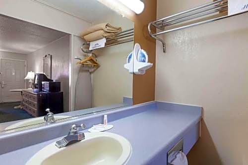 Howard Johnson by Wyndham Bakersfield