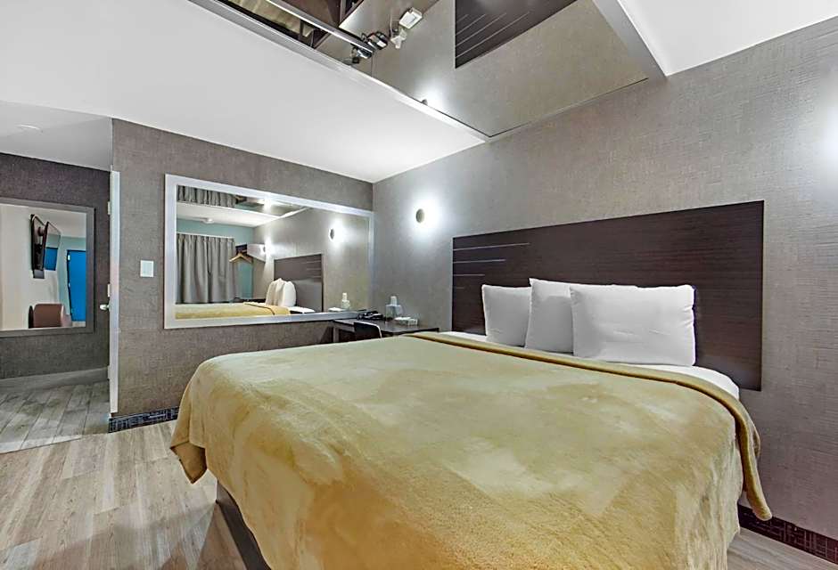 Hotel OPUS Bronx Near Bay Plaza Mall