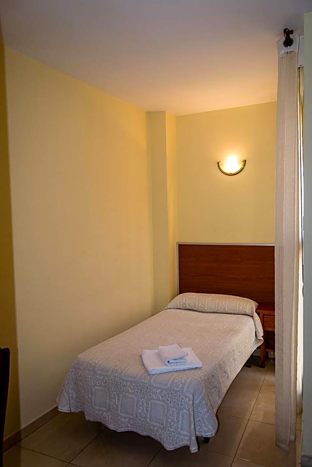 Photo 1 of 4 of Single Room