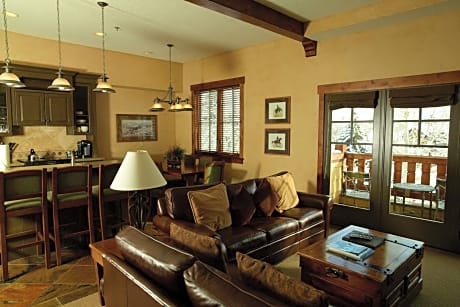 Governors, 2 Bedroom Suite, Mountain or Golf view, Fireplace