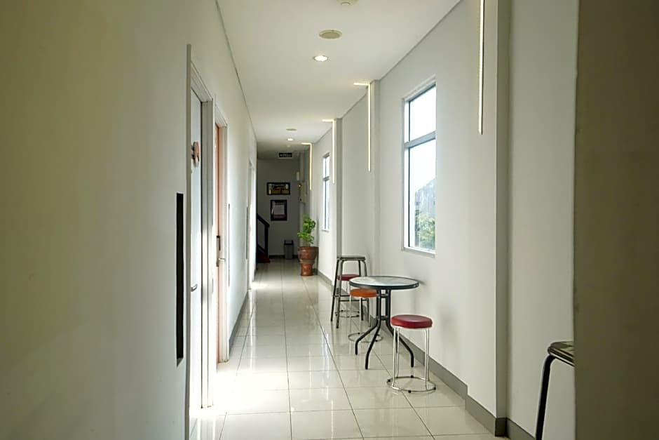 Front One Budget Hotel Tirtonadi Solo