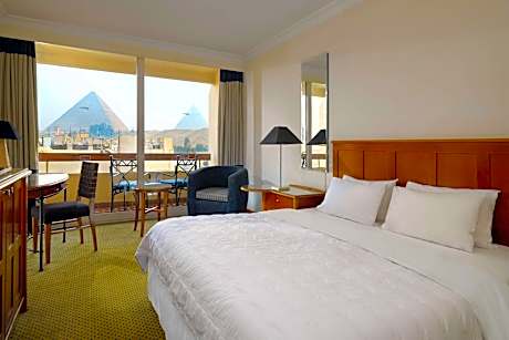 Deluxe, Guest room, 1 King, Pyramids view