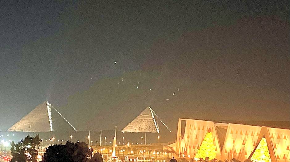 New Museum, Pyramids inn