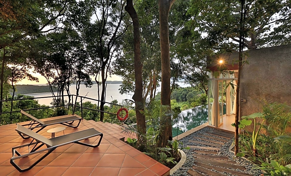 Ambong Pool Villas - Private Pool