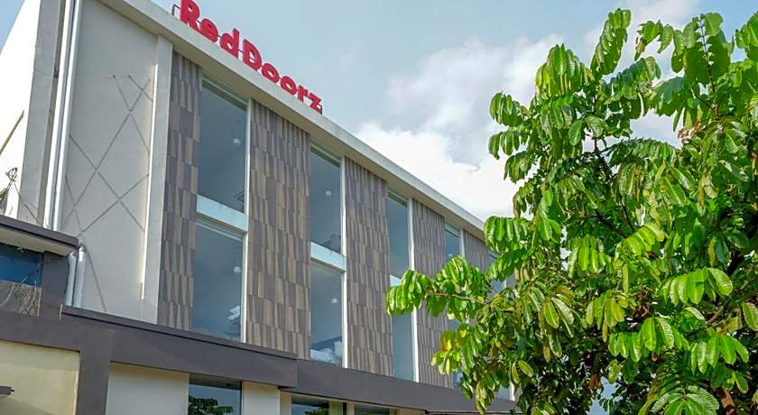 RedDoorz Plus near Solo Baru