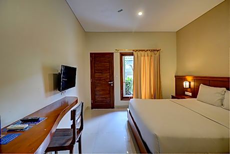 Deluxe Double Room With Private Bathroom