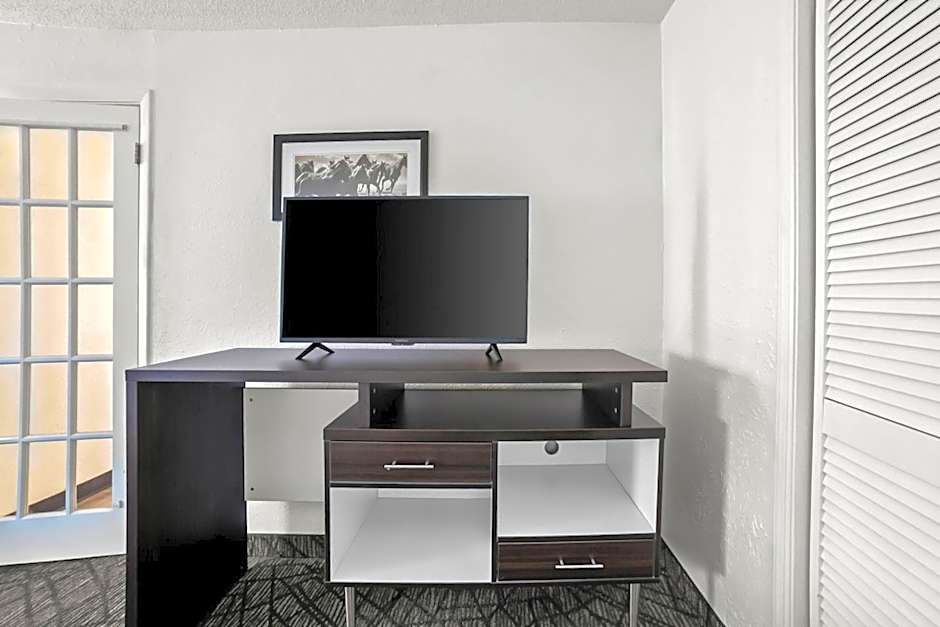 Howard Johnson by Wyndham Columbus Fort Benning