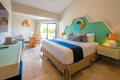 Superior King Room with Pool View - Non-Smoking
