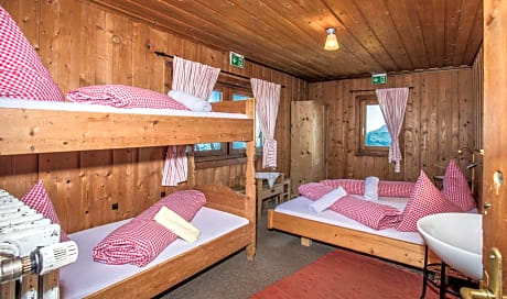 Zimmer 2 - Quadruple Room with Shared Bathroom