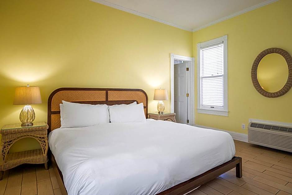 Classic King- Curry Mansion with Heated Pool!