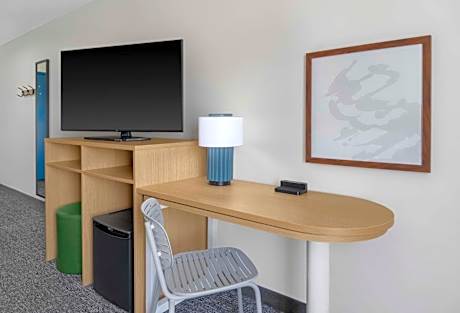 2 Queen Beds Mobility Accessible With Bathtub