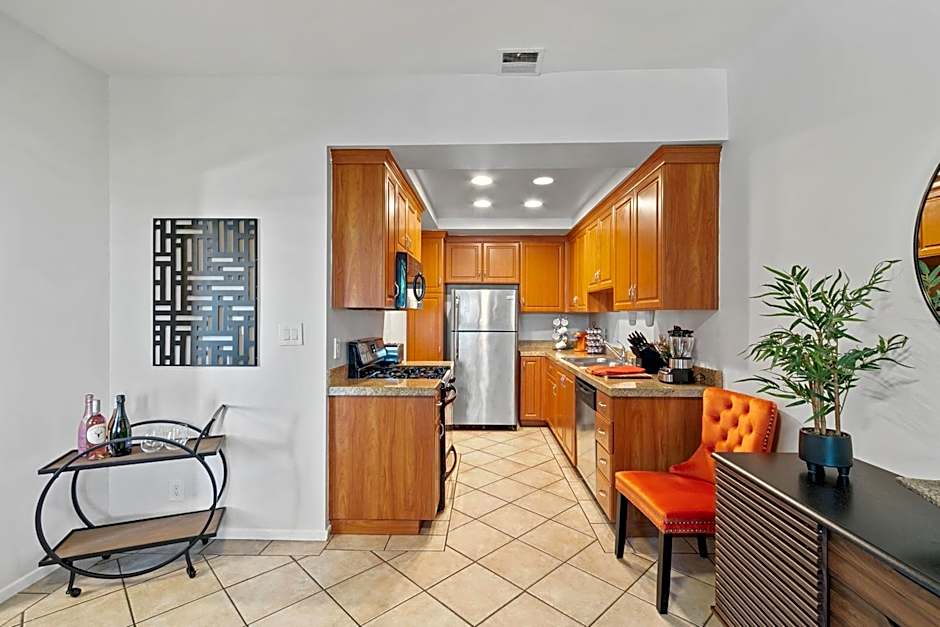 Beverly Hills 2 bed 2 bath Penthouse with Den and Parking 414