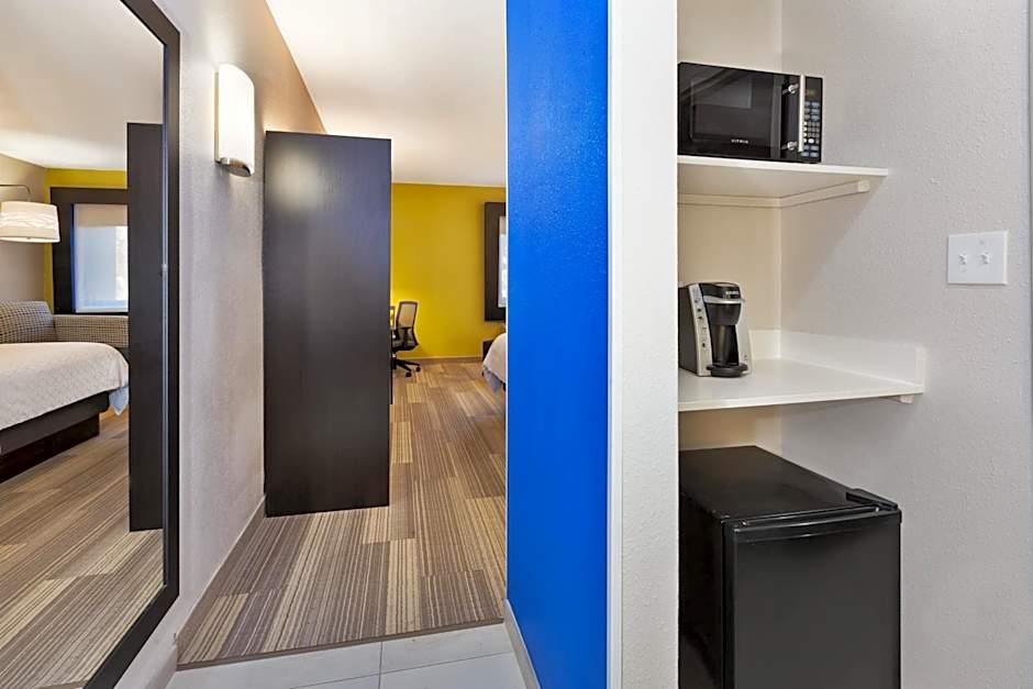 Holiday Inn Express Detroit-Warren/General Motors Technology Center By IHG