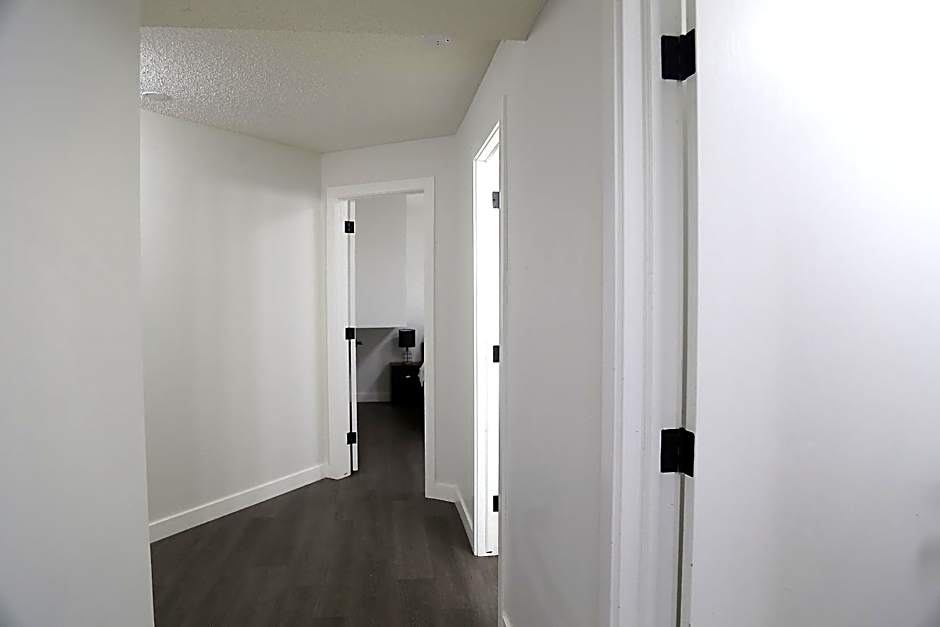 Cozy 3 beds Suite Near Calgary Airport Sleeps 6