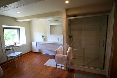 Queen Room with Garden View - CERISIER