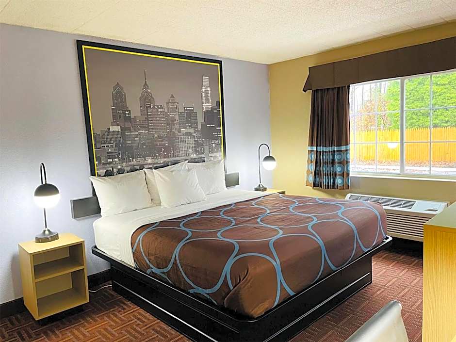 Super 8 by Wyndham Gloucester