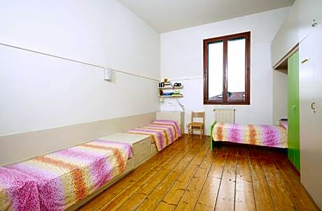 Basic Triple Room with Shared Bathroom