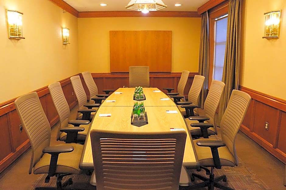 Best Western Plus Lamplighter Inn & Conference Centre