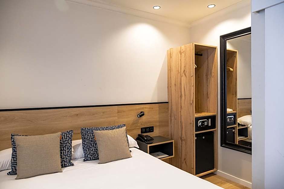 Hotel Adonis Capital