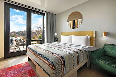 King Room with Balcony and Mountain View