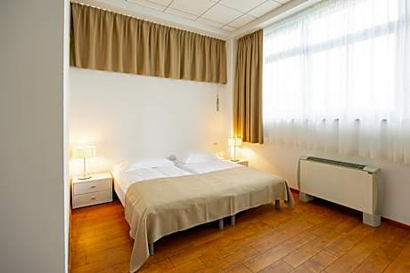 Standard Twin Room with Mountain View