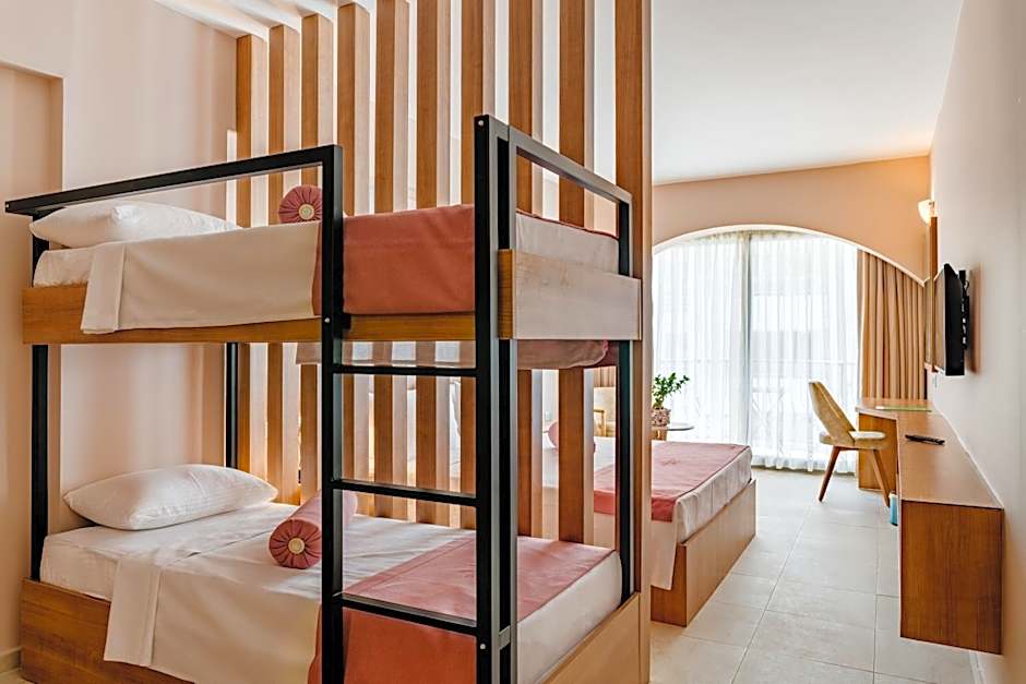 Olivia Palm Hotel