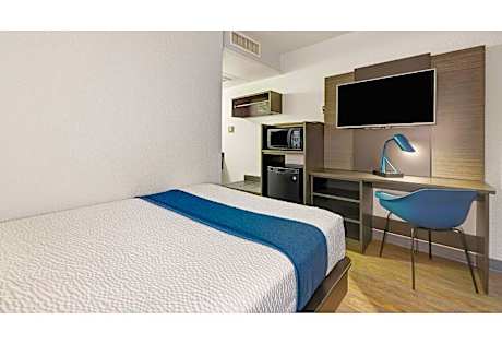 Deluxe Queen Suite