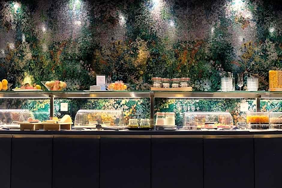 Hotel Eastside (free parking garage)