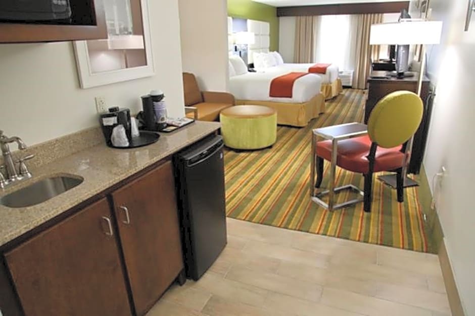 Holiday Inn Express & Suites - Huntsville Airport, an IHG Hotel