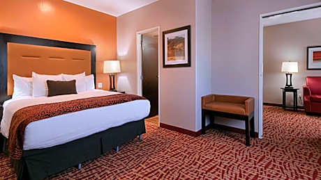 SUITE-1 QUEEN BED,NSMK,PILLOWTOP,MICRFG,40IN LED TV,WIFI,FULL BREAKFAST