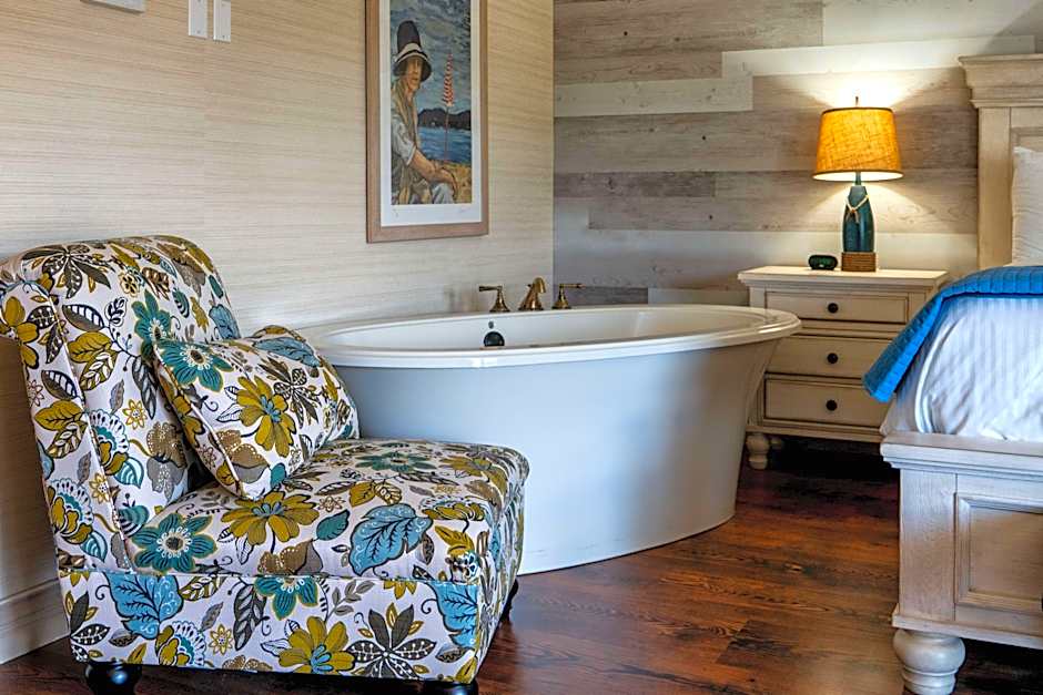 Photo 1 of 5 of 1 King Bed, Jetted Tub, Balcony