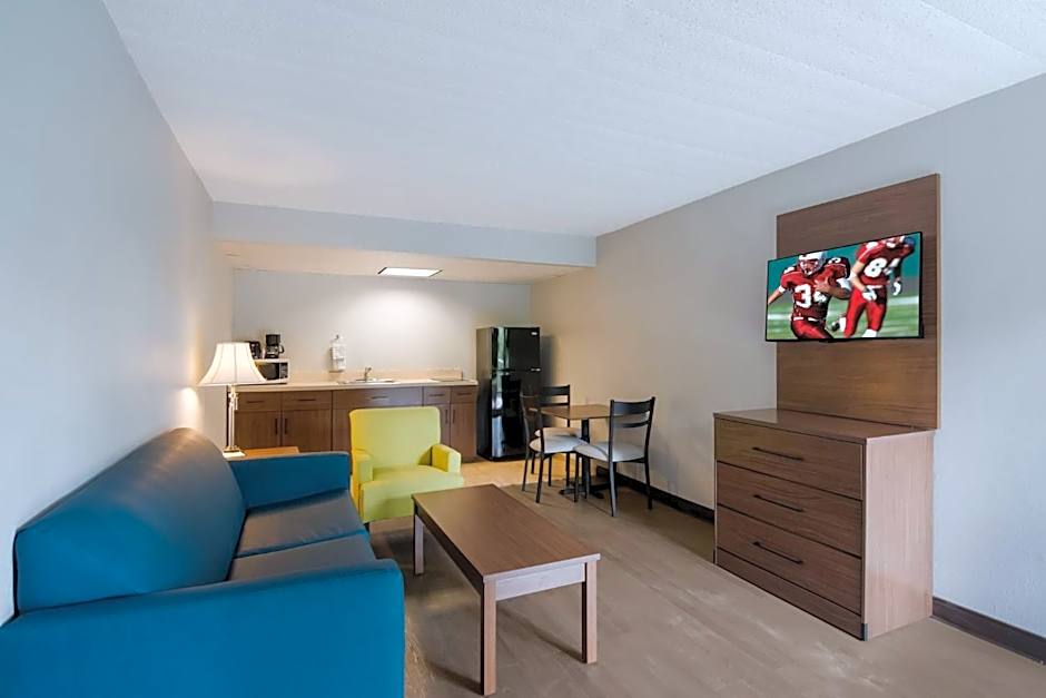 HomeTowne Studios by Red Roof Vero Beach - I-95