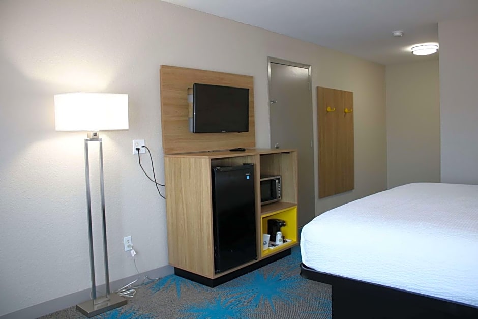 Days Inn by Wyndham Waco University Area