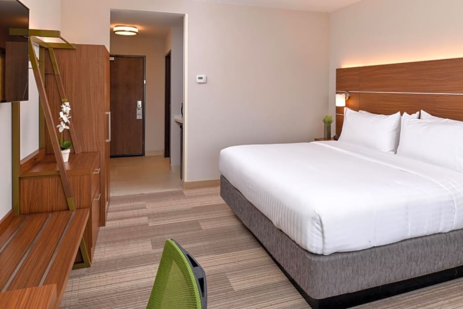 Holiday Inn Express & Suites St. Petersburg - Madeira Beach