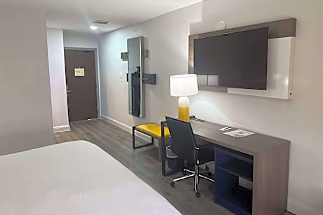 1 King Bed, Nonsmoking, Accessible